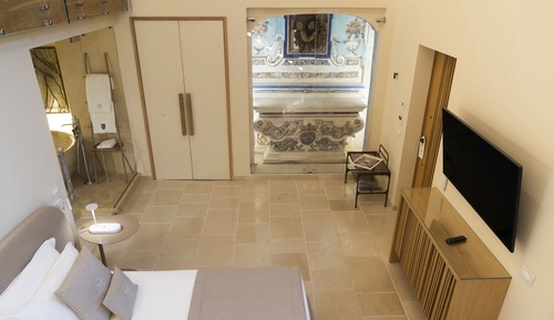 Executive Suite (Del Santo)