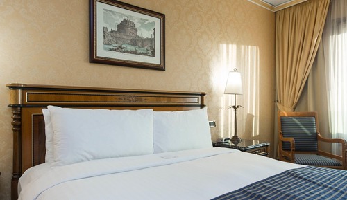 Family Room, 1 King Bed