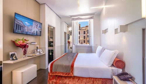 Corner room with Pantheon and fountain view