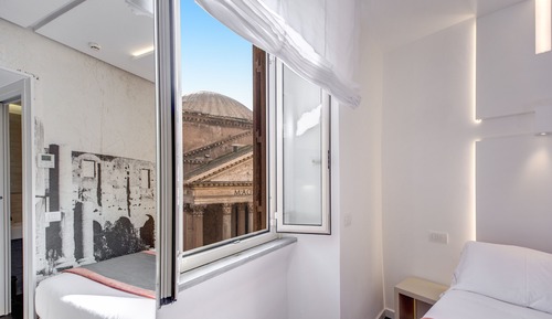 Quadruple room with Pantheon view