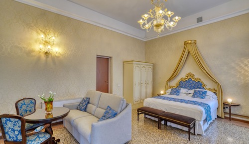 Junior Studio Suite, 1 King Bed with Sofa bed, Private Bathroom, City View