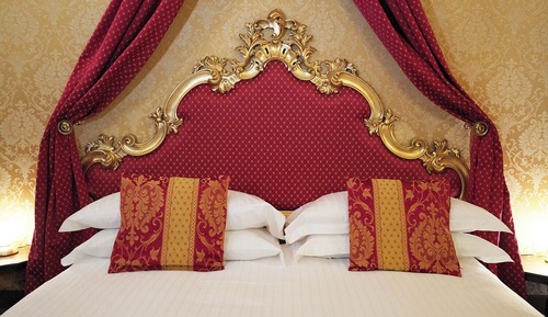 Deluxe Studio Suite, 1 King Bed with Sofa bed, Private Bathroom