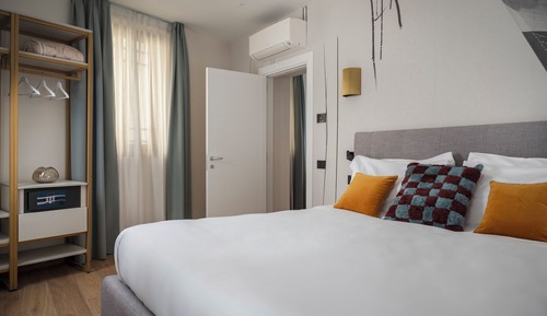 Classic Apartment, Canal View (B9)