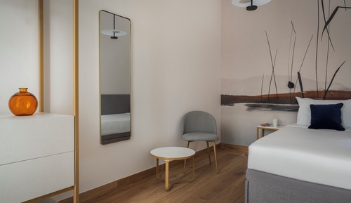 Superior Apartment, Canal View (D28)
