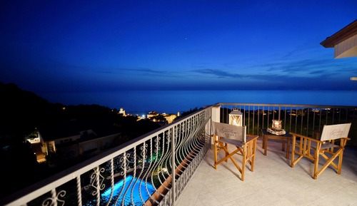 Deluxe Suite, 1 King Bed, Hot Tub, Sea Facing