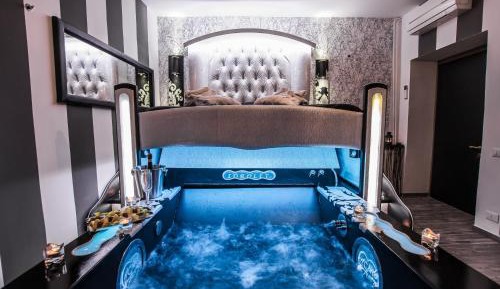 Deluxe Suite with Spa Bath
