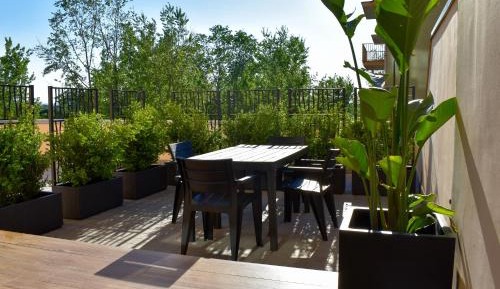 One-Bedroom Apartment with Terrace