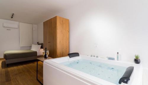 Deluxe Suite with Spa Bath