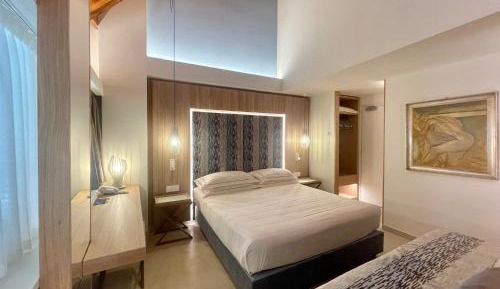 Deluxe Double Room with Side Sea View