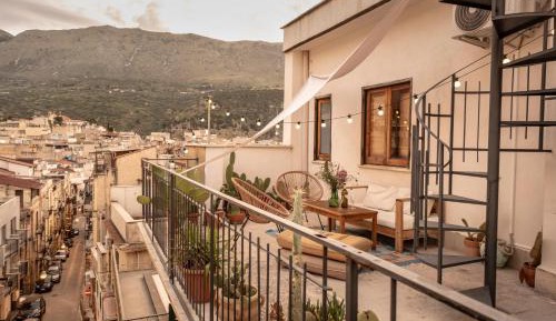 Apartment with Mountain View