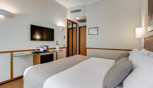 Comfort Queen Room with Extra Single Bed