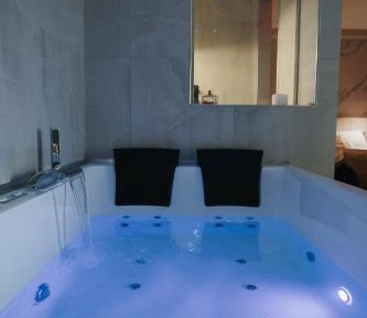 Queen Suite with Spa Bath