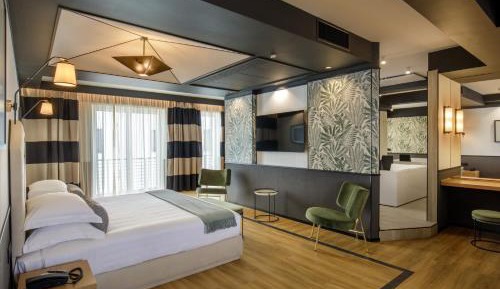 Deluxe Suite with Spa Bath