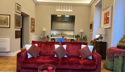 Deluxe One-Bedroom Apartment