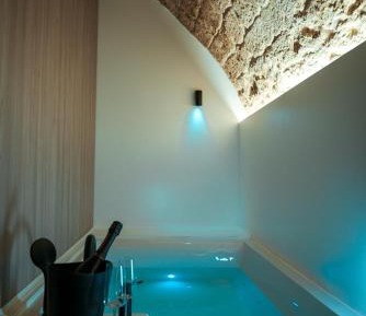 Queen Room with Spa Bath