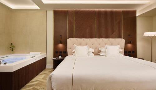 One Bedroom Suite with Jacuzzi, Balcony & Iconic Panoramic view