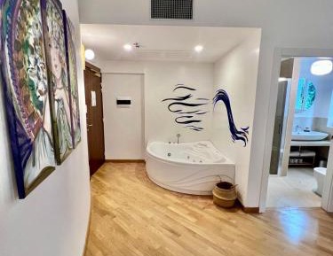 Suite with Hot Tub