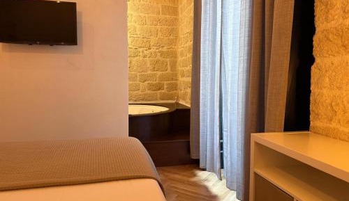 Deluxe Suite with Spa Bath