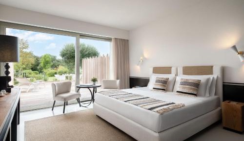 Superior King Room with Balcony and Courtyard View