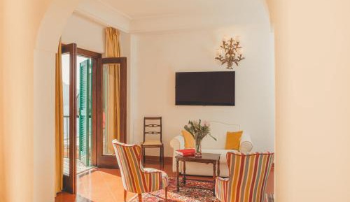 Junior Suite with Side Sea View