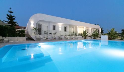 Apartment with Pool View 
