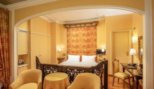 Standard Family Room with One Queen Bed and Two Single Beds - Non-Smoking