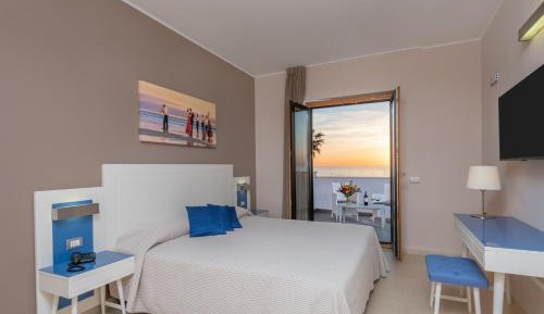 Double or Twin Room with Sea View