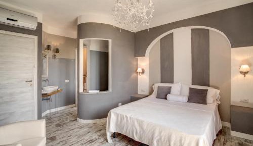 Junior Suite with Balcony and Lake View