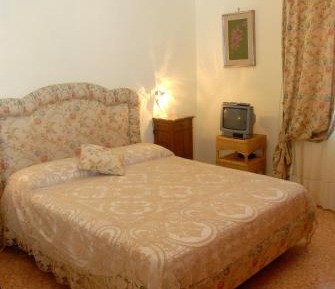 Queen Room with Shared Bathroom