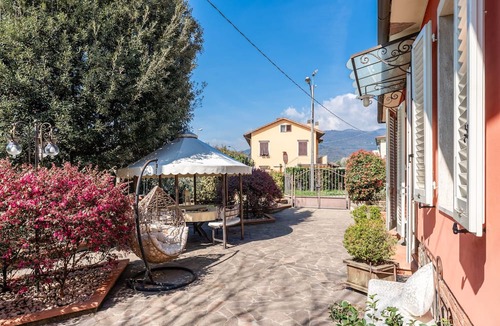 Collodi House | Holiday Home 'Viareggina Con Giardino A Collodi' with Private Garden and Wi-Fi