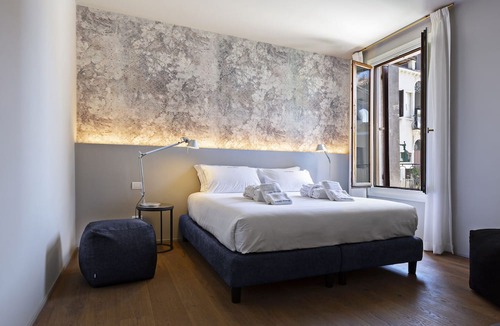 Cannaregio Apartment | Residence Tiepolo Prestige (Canal View)