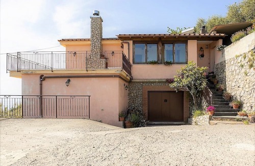 Moiano Apartment | Angolo Di Paradiso, Newly refurbished apartment with hot tub and terrace near Sorrento
