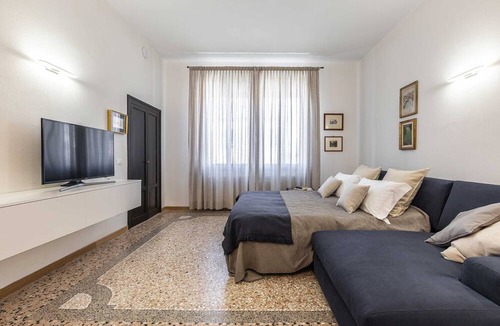 San Marco Apartment | San Marco Alluring and Spacious Apartment with Elevator