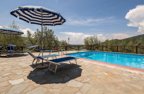 Pieve di Chio House | Nice apartment in villa with pool, WIFI, A/C, pets allowed and panoramic view, close to Cortona