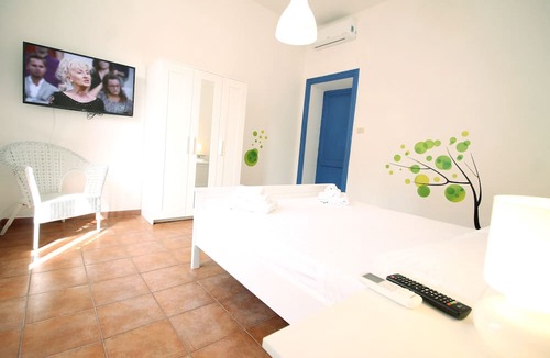 Celio Apartment | Walk to the Colosseum from your Family Apt