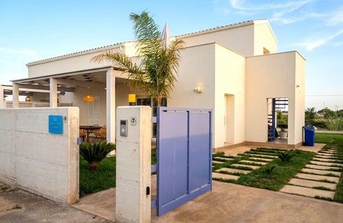 Punta Secca Apartment | Apartment in Villa with garden and private terrace