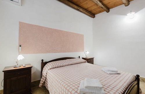 Monreale Apartment | Agriturismo Ponte Calatrasi Room 'Quadrupla 2' with Shared Pool, Wi-Fi and Air Conditioning