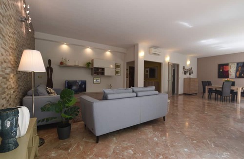 Historic Centre Apartment | Spacious Elegant Family-sized apartment - 3 bedrooms 2 bathrooms, Padova center