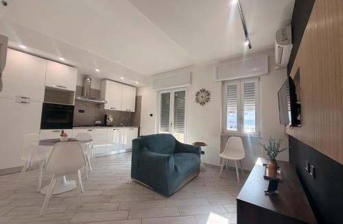 Pomigliano D'arco Apartment | Lo Snodo Apartments cucina e parcheggio