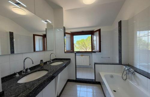 Mombaroccio Apartment | Appartamento Panoramico in Casale - 15 min Fano