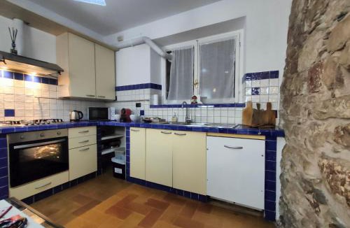 Assisi Apartment | La Suite di Santa Chiara by MyAssisiSuite - Vicino a San Carlo Acutis - Dormi in una Casa del '400 - 125 mq, RARO PIANO TERRA - 3 Veri Letti Matrimoniali, Zero Divani Letto - LIVE CHECK-IN, No Key Box, 3 Real Beds, Jacuzzi - Mówimy po polsku