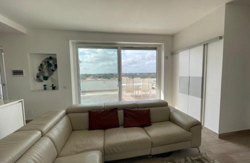Quartiere XVII Trieste Apartment | YCH-Attico con splendida vista su Villa Ada