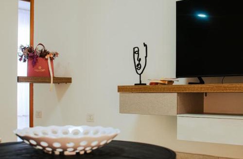 Casavatore Apartment | Attico vicino all Aeroporto con Parcheggio privato e 2 Bagni ELOWEN