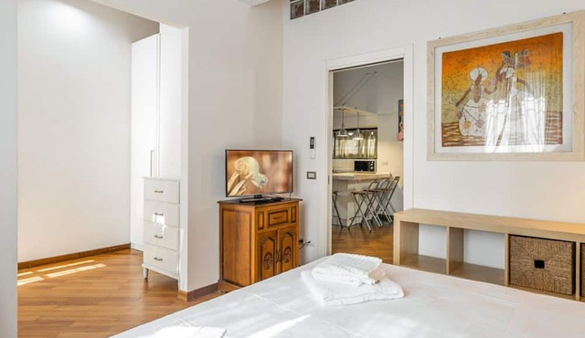 GuestHost - Comfortable 55 sqm apartment, located on the ground floor of a renovated period building, for 4 people. The accommodation is located in a residential area, equipped with all the main services and well connected to the historic centre, which c