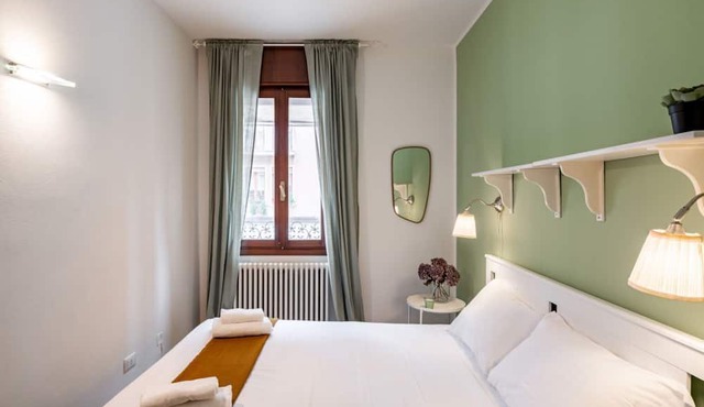 GuestHost - Apartment located on the first floor of a building without a lift (15 steps at the entrance)In 37 sqm it accommodates 4 people, with a double bedroom and a sofa bed in the living room.Tram stop under the house at 150 meters.Parking on both wh