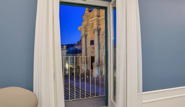 Achille, apartment in the centre with a view of the cathedral in Ragusa Ibla