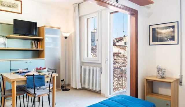 GuestHost - Comfortable studio perfect for 2 people is located just a few meters from Prato Della Valle and the Basilica of Sant’Antonio. Through the pedestrian street you can reach all the wonders of the city center. The area is full of shops, bars an