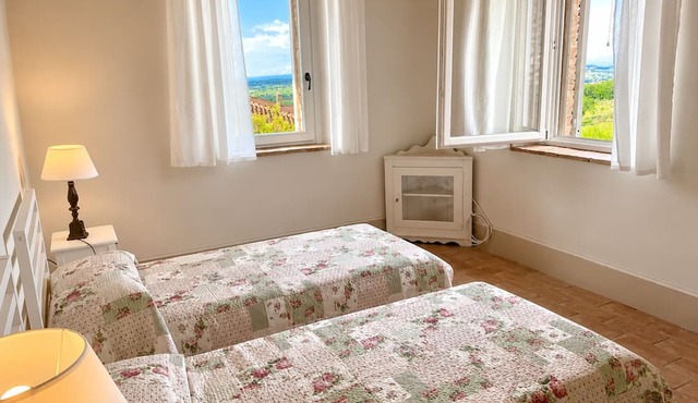 Beautiful villa with WIFI, TV, patio, pets allowed and panoramic view, close to Spoleto