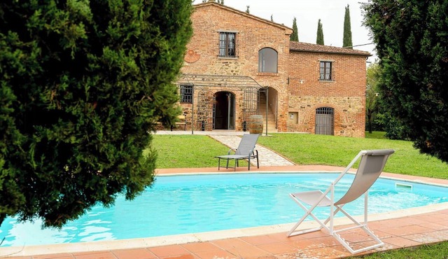 Villa among Etruscan sites in Val di Chiana