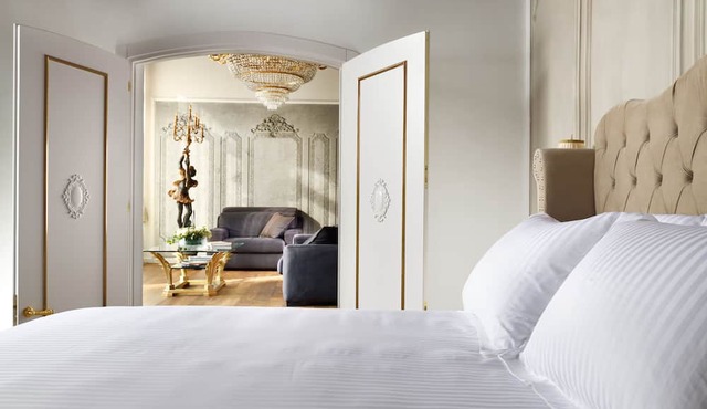 SWAN Dolce Vita, Luxurious Venetian Getaway with Exclusive Amenities